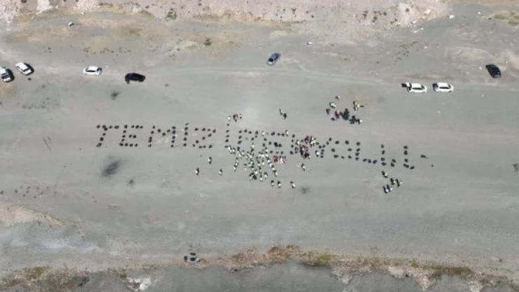 Dünya Temizlik Günü'nde Van Gölü kıyıları temizlendi