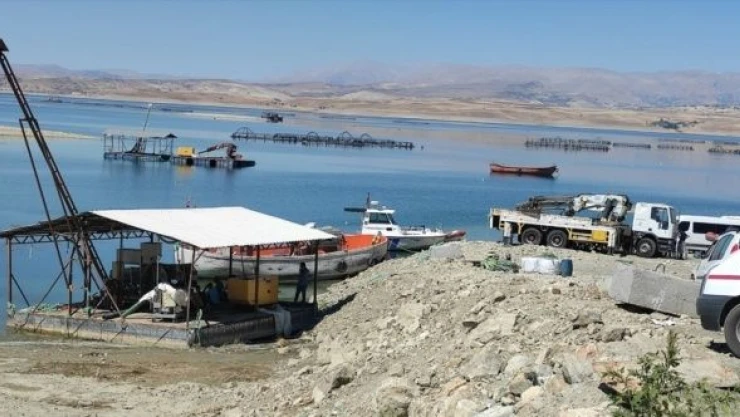 Keban'da batan balıkçı teknesindeki kişiyi arama çalışmaları sürüyor