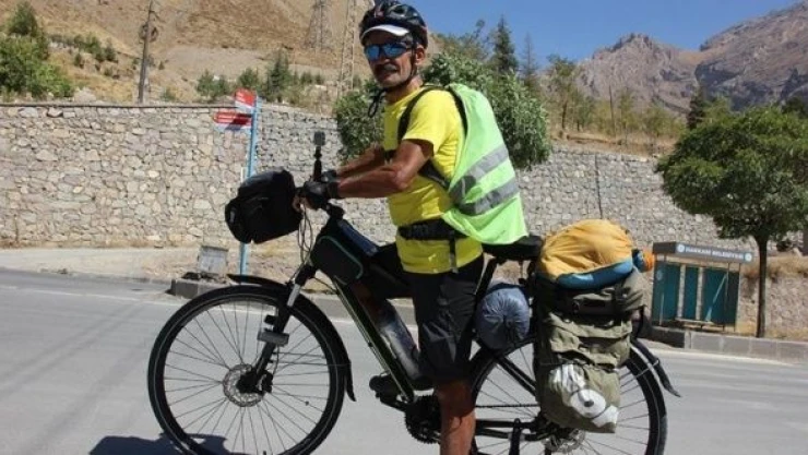 Emekli postacı kilometrelerce pedal çevirip  Hakkari'ye ulaştı