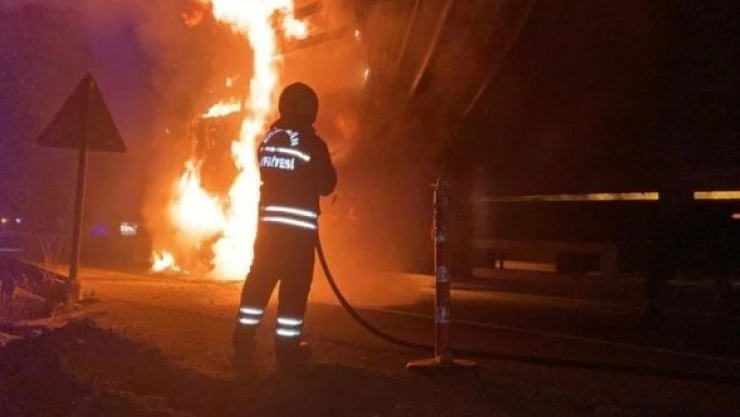 Erzincan'da bir TIR'ın dorsesi alev aldı