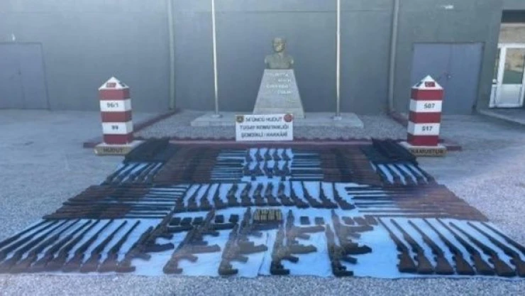 Hakkari hudut hattında yüzlerce av tüfeği ile pompalı tüfek ele geçirildi