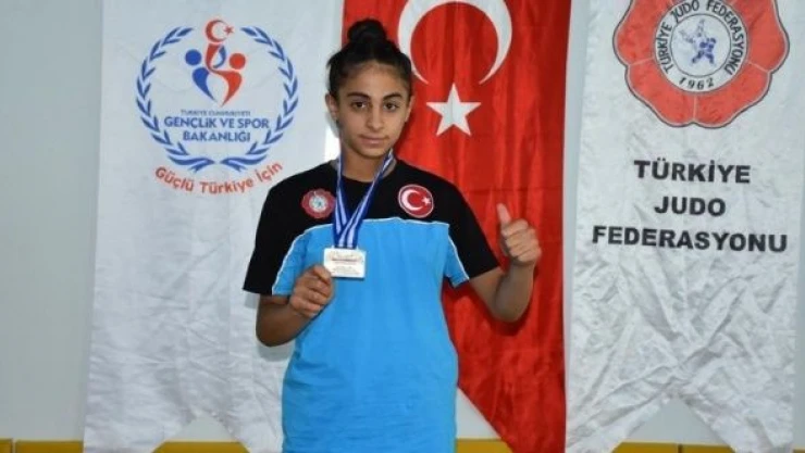 Hakkarili Rojda uluslararası şampiyonada ikinci oldu!