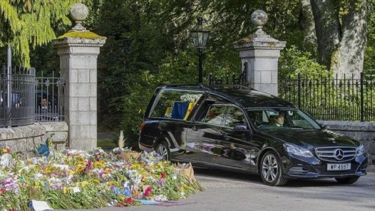 Kraliçe 2. Elizabeth'in cenazesi Edinburgh'a doğru yola çıktı