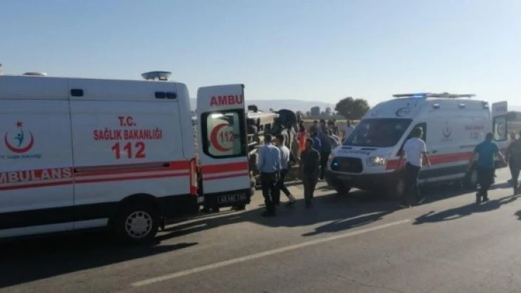 Muş'ta işçileri taşıyan minibüs devrildi: 13 yaralı