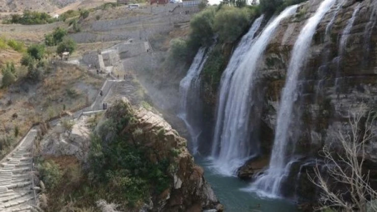 Tortum Şelalesi  hafta sonları turist akınına uğruyor!