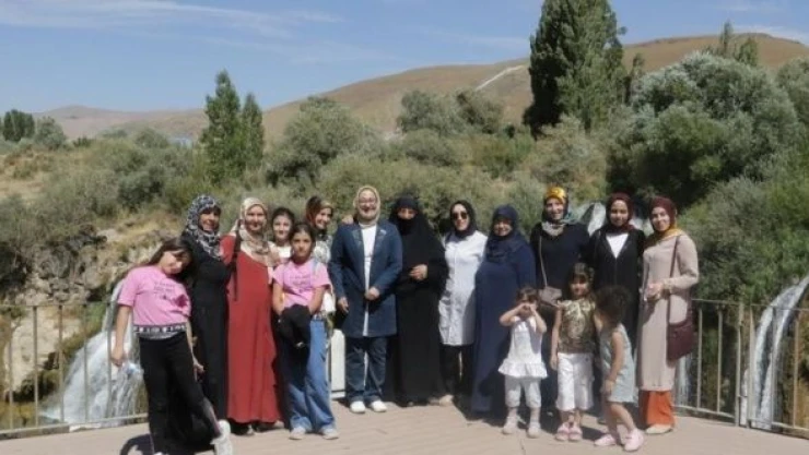 Van'da 50 bin kadın kentin doğal ve tarihi yerlerini keşfetti