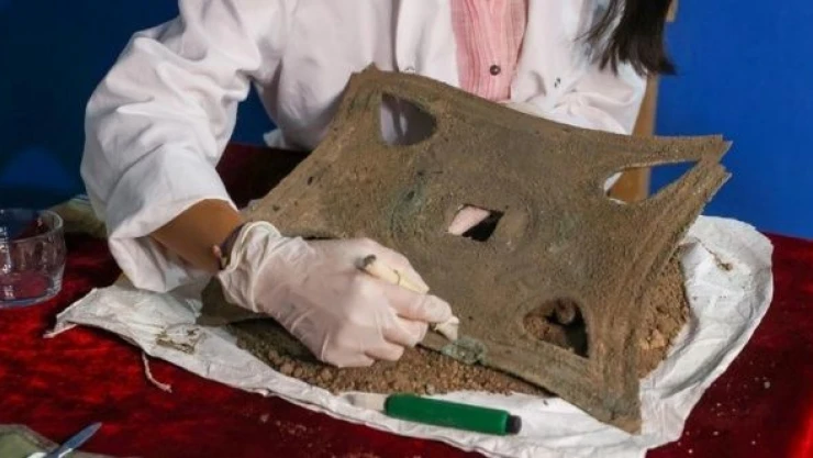 Van'da Urartulara ait kaplama levhası bulundu