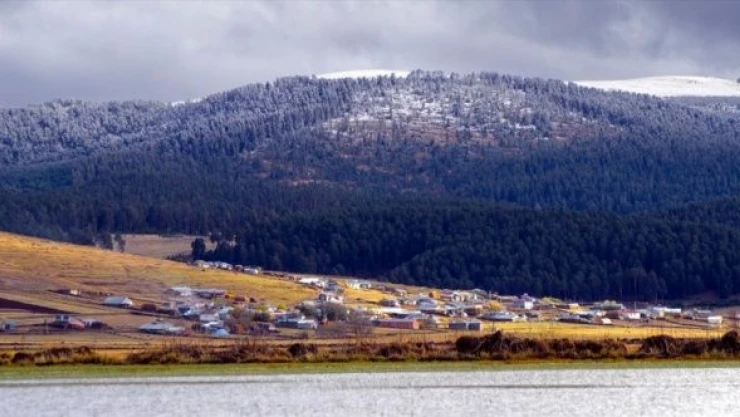 Ardahan'ın karlı tepeleri sonbahar renkleriyle buluştu