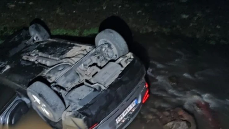 Feci kaza: otomobil dereye uçtu