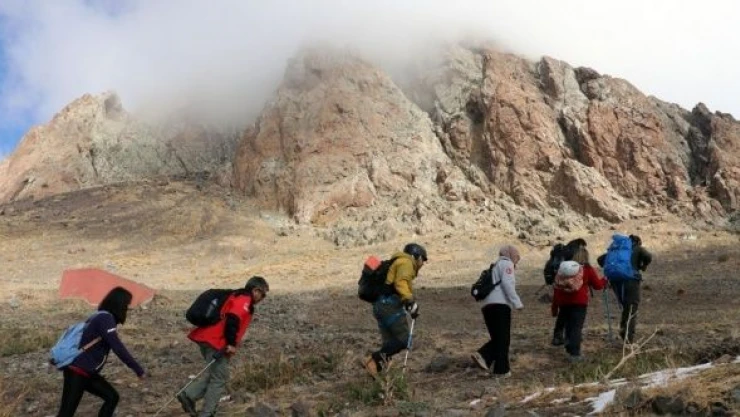 Bir grup dağcı Tekelti Dağı'na tırmandı