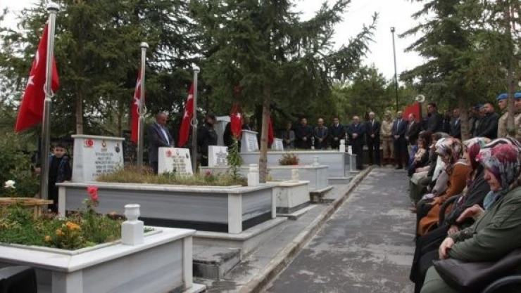 Bitlisli şehit asker kabri başında anıldı