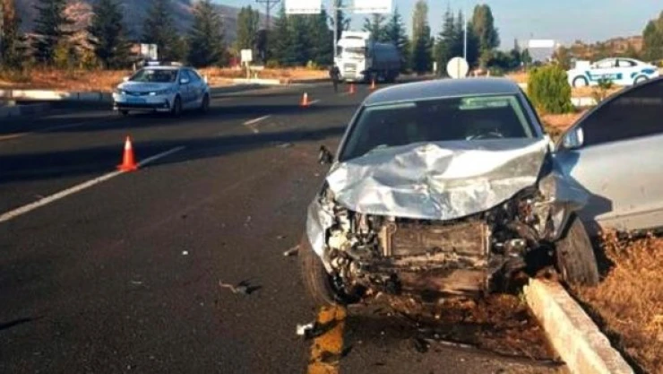 Elazığ'da feci kaza:  2 otomobil birbirine girdi!