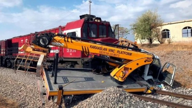 Elazığ'da yük treni ile mobil vinç birbirine girdi!