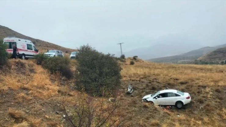 Erzincan'da feci kaza: otomobil şarampole devrildi