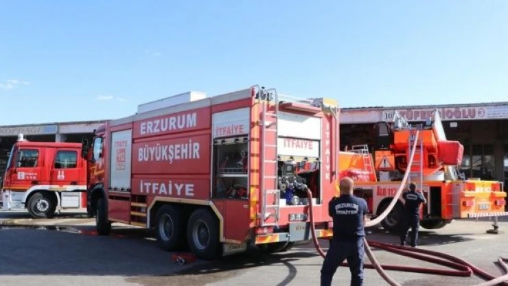Erzurum'da sebze ve meyve halindeki iş yeri alevlere teslim oldu!