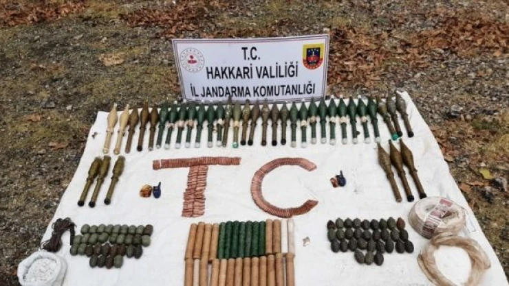 Hakkari'de  mühimmat ve el bombaları ele geçirildi