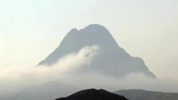 Iğdır'ın yüksek kesimlerini sis kapladı