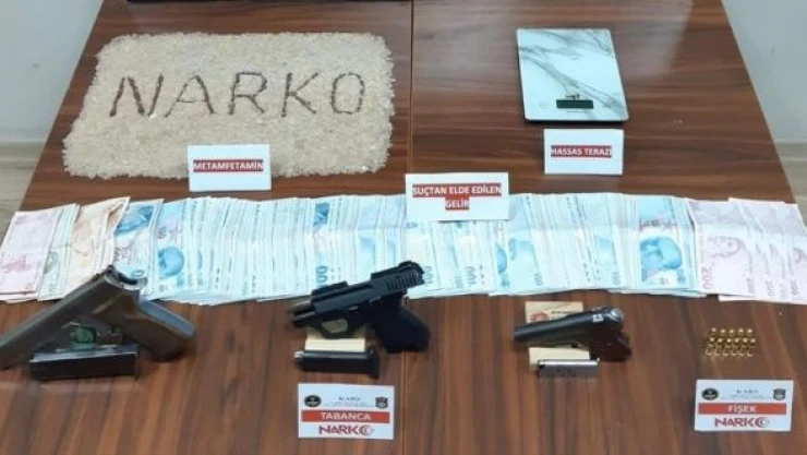 Kars'ta  otomobilin tavan lambasından uyuşturucu çıktı