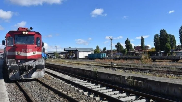 Kars'ta raylara kaya parçaları düştü