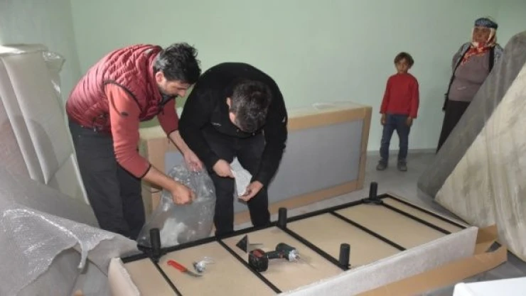 Kars'ta yaşlı çift kış öncesi hayallerindeki eve kavuştu