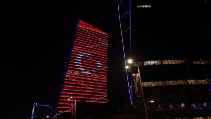 Katar'daki sembol binalar Türk bayrağıyla aydınlatıldı