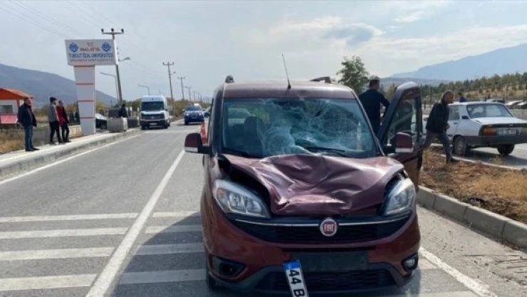Malatya'da hafif ticari araç yayaya çarptı