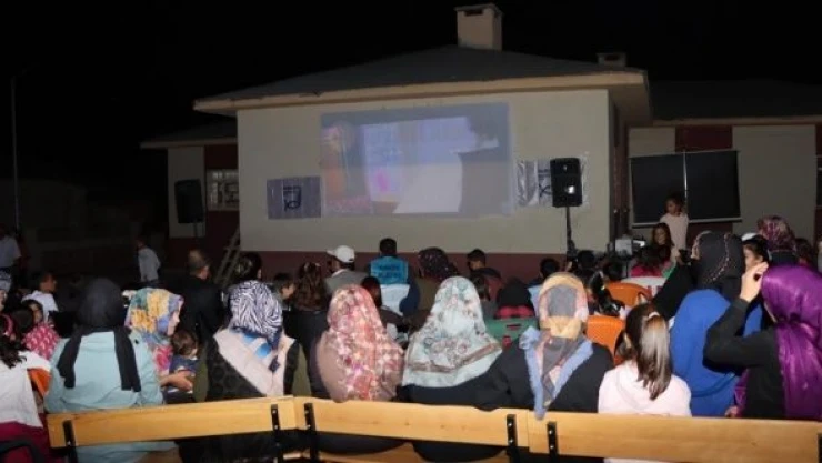 Muradiye'de çocuklar açık havada film izledi