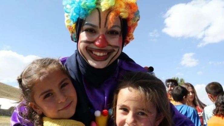 Muş'ta gönüllü gençler çocukları eğlendiriyor