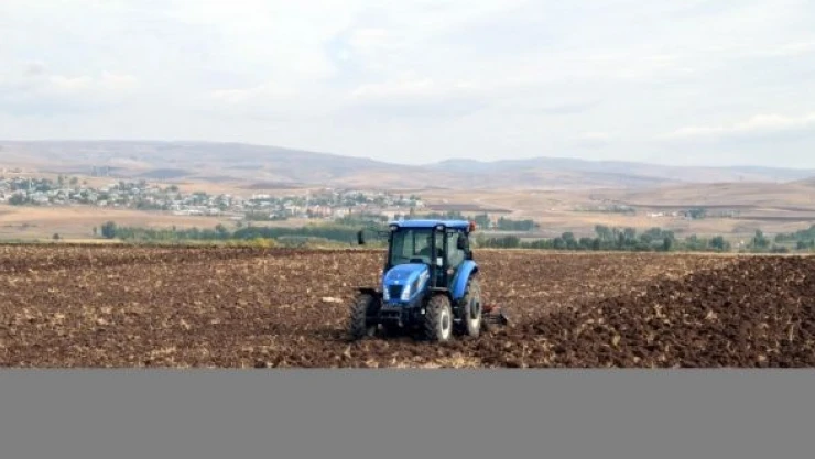 Muş'ta çiftçilere dağıtılan tohumların ekim mesaisi başladı