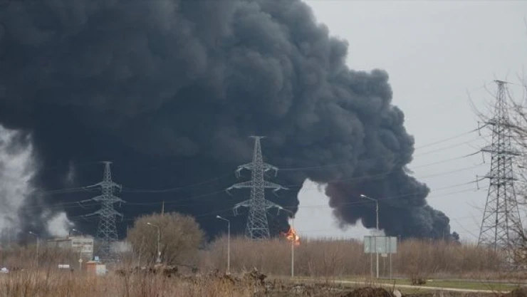 Rusya Ukrayna'da petrol rafinerisi imha etti