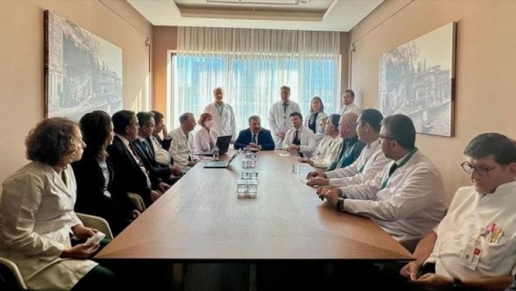 Sağlık Bakanı Koca, yaralı maden işçilerini takip eden doktorlarla görüştü