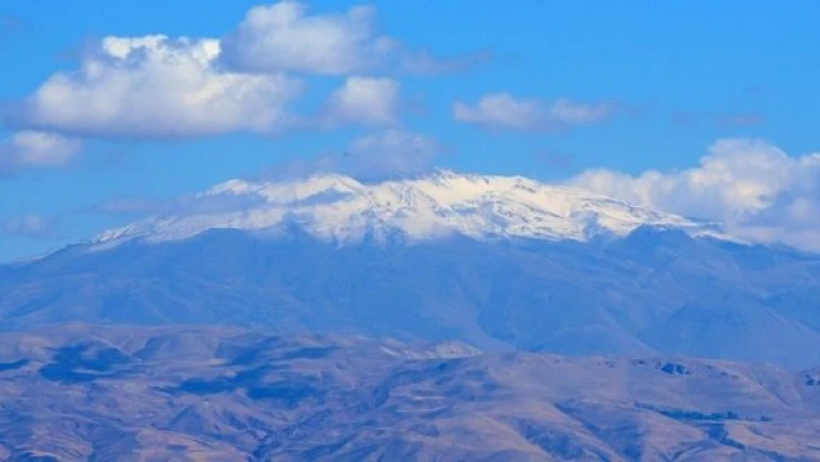 Süphan Dağı'nın zirvesi beyaza büründü