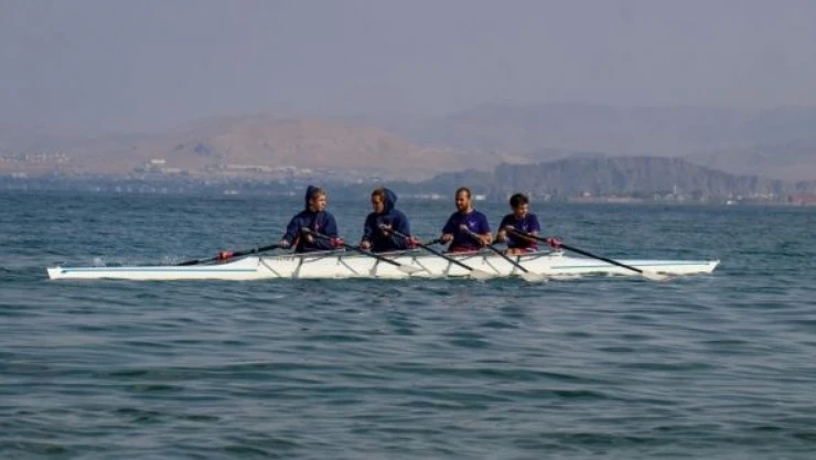 Üniversiteli kürekçiler Van Gölü'nde yarıştı