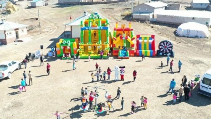 Van'da çocuklar seyyar parkta eğlenceye doydu