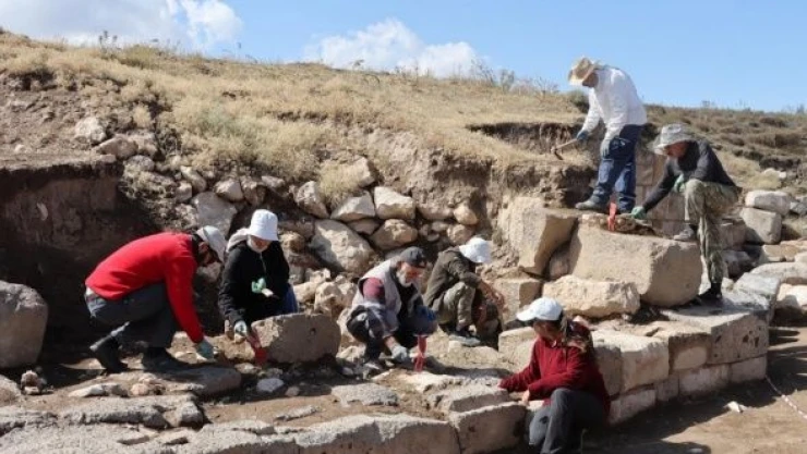 Van'daki antik kentte  sur ortaya çıkarıldı