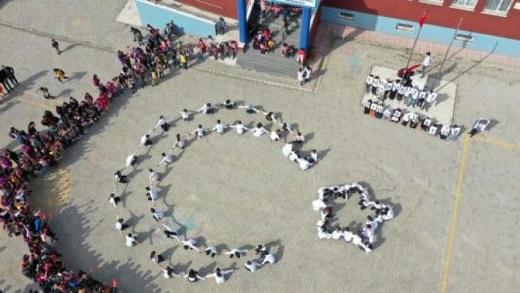 Van'da öğrenciler Cumhuriyet Bayramı için ay yıldızlı koreografi oluşturdu