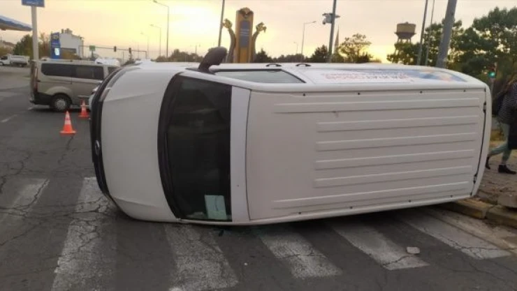 Bingöl'de panelvan ile otomobil çarpıştı