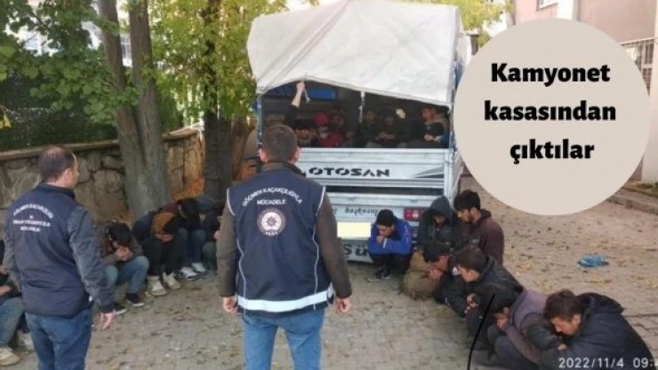 Bitlis'te kamyonet kasasından kaçak göçmen çıktı!