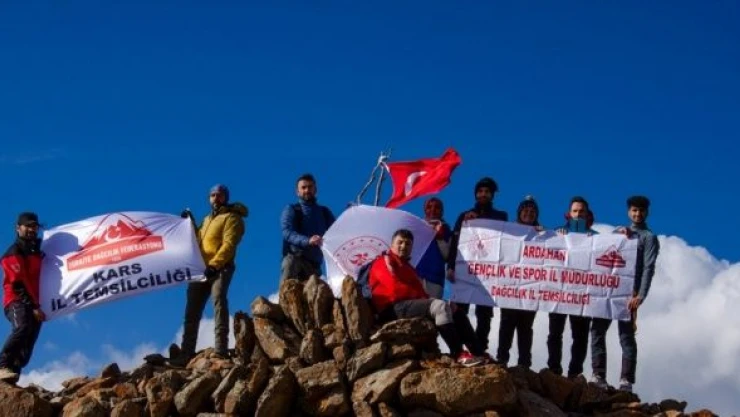 Dağcılar Ardahan'daki Köroğlu Kalesi'ne yürüyüş yapıp Türk bayrağını dikti