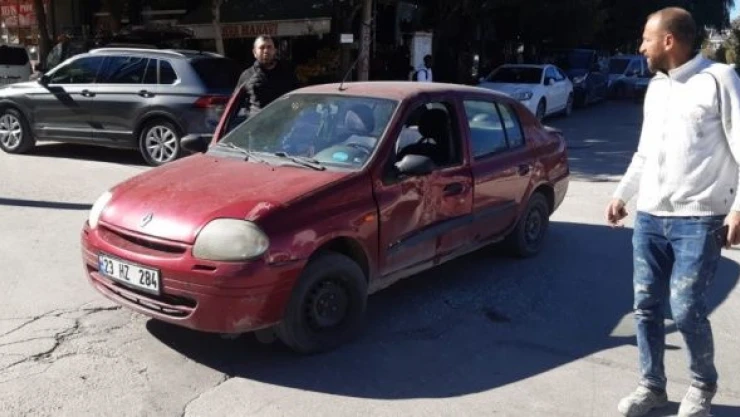 Elazığ'da otomobille iki motosiklet birbirine girdi!