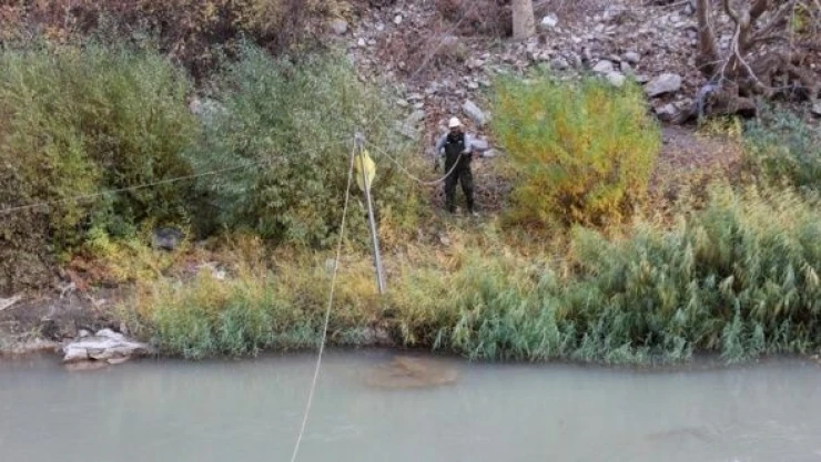 Hakkari'de elektrik arıza malzemeleri teleferikle taşındı
