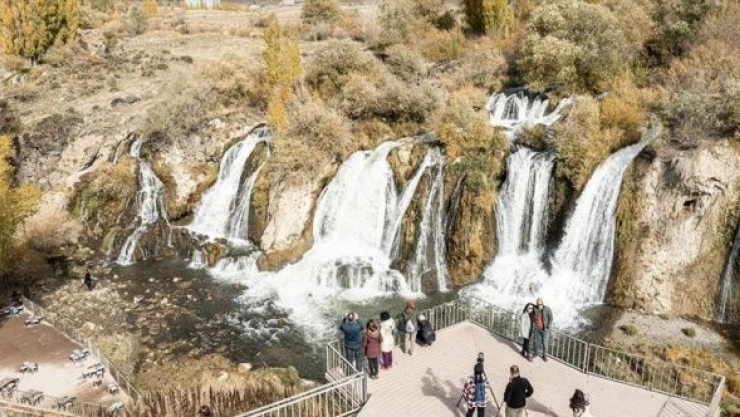 Muradiye Şelalesi bugünlerde ziyaretçi akınına uğruyor