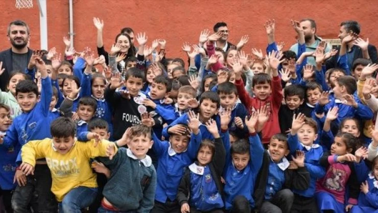 Uzungeçitli öğrenciler mavi ve kırmızı önlükle eğitim görüyor