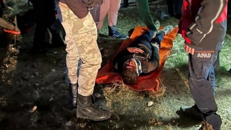 Van'da kayalıkta mahsur kalan düzensiz göçmenler böyle  kurtarıldı