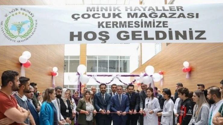Van'da sağlık çalışanları kermes düzenlendi