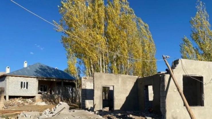 Van'da kullanılmayan evini yıkan kişi duvarın altında kaldı!