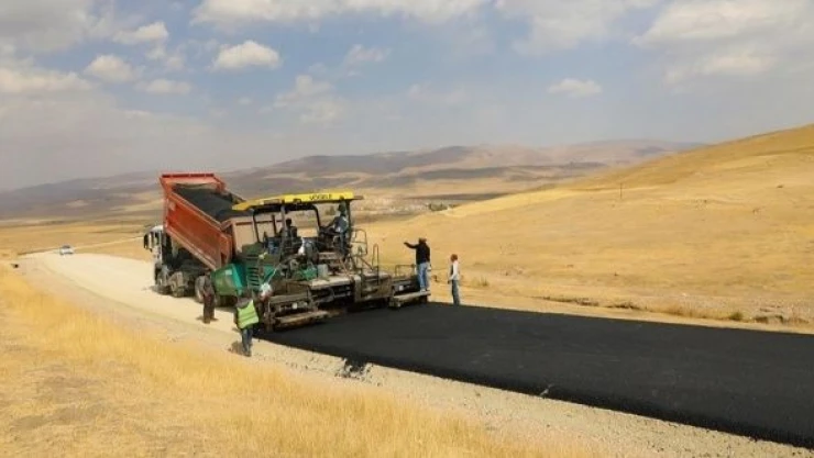 Ağrı'da köy yolları asfaltlandı