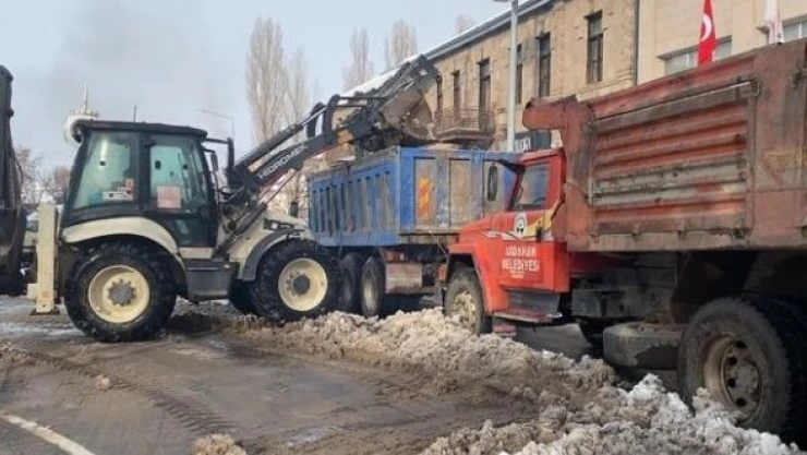 Ardahan'da biriken kar kent dışına taşınıyor