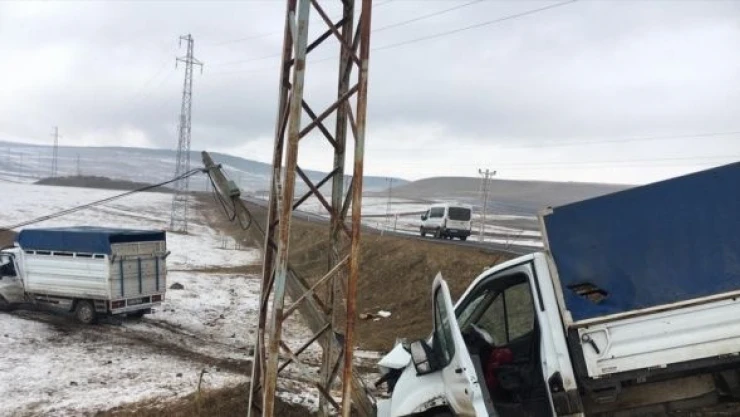 Ardahan'da iki kamyonet çarpıştı