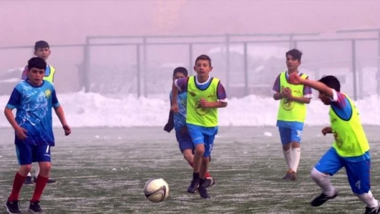 Soğuk hava futbol aşkına engel olmadı
